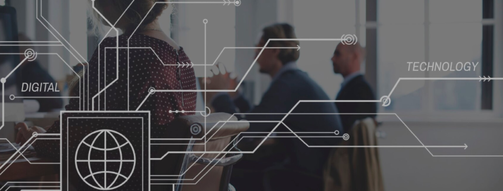 Descomposición en servicios, independencia tecnológica, escalabilidad y resiliencia, y organización en torno a capacidades del negocio, son las principales características de las arquitecturas de microservicios.