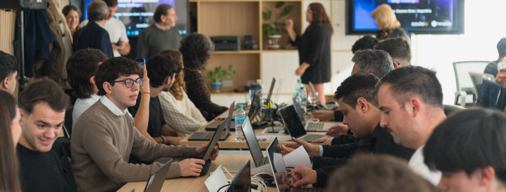 Personas trabajando en una sala de reuniones
