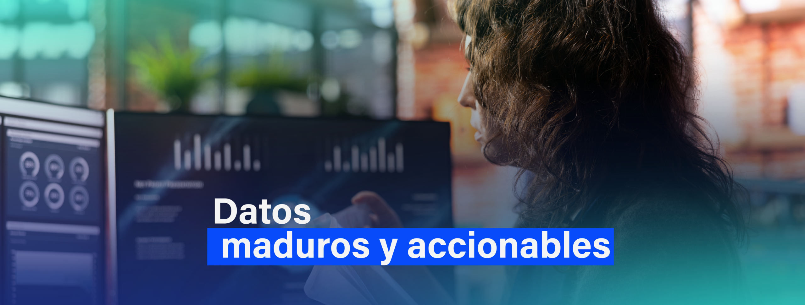 Persona trabaja frente a una computradora
