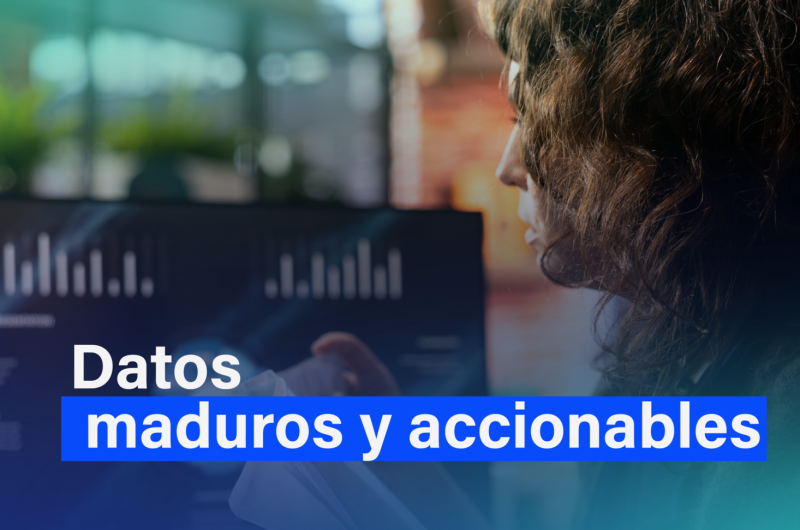 Persona trabaja frente a una computradora